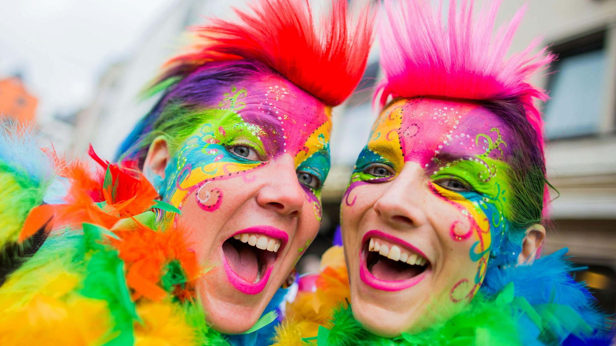 Die Kostümfrage gehört zu den wichtigsten Themen der Session. Und in Köln und Umgebung kommen viele nicht ohne eine riesige Karnevalskiste oder zumindest Kostümecke im Schrank aus. Wie ist das bei Ihnen? (Archivbild/Symbolbild)