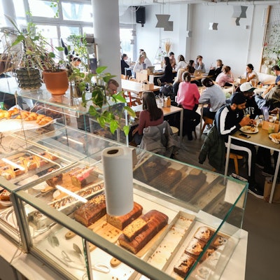 Innenansichten des Kaffeesaurus in Köln.