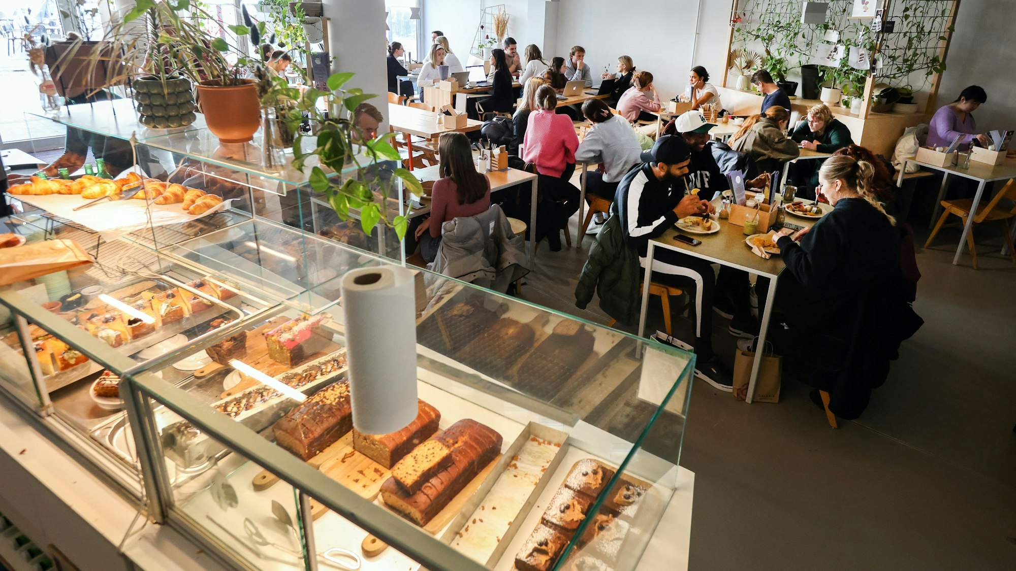 Innenansichten des Kaffeesaurus mit Kuchenthkeke. (Archivbild)