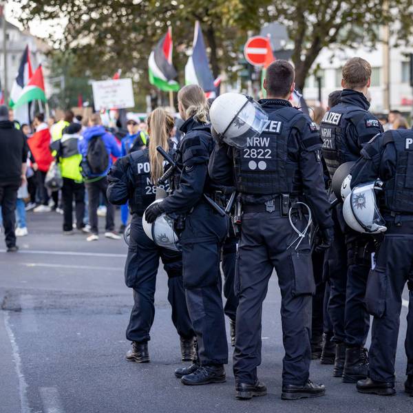 ARCHIV - 14.10.2023, Nordrhein-Westfalen, Düsseldorf: Polizisten sind bei einer pro-palästinensischen Demonstration im Einsatz. Der Großangriff der islamistischen Hamas in Israel hat eine Debatte über den Umgang mit Unterstützern der palästinensischen Terrororganisation in Deutschland entfacht. (zu dpa: «NRW-Minister Reul sieht Hürden für Ausweisung von Hamas-Aktivisten») Foto: Christoph Reichwein/dpa +++ dpa-Bildfunk +++