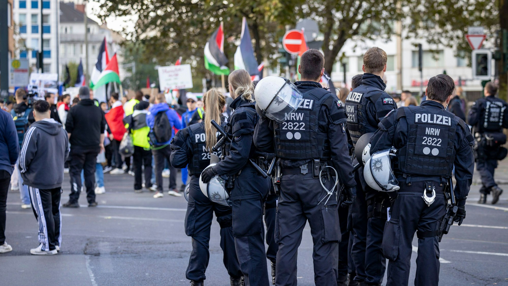 ARCHIV - 14.10.2023, Nordrhein-Westfalen, Düsseldorf: Polizisten sind bei einer pro-palästinensischen Demonstration im Einsatz. Der Großangriff der islamistischen Hamas in Israel hat eine Debatte über den Umgang mit Unterstützern der palästinensischen Terrororganisation in Deutschland entfacht. (zu dpa: «NRW-Minister Reul sieht Hürden für Ausweisung von Hamas-Aktivisten») Foto: Christoph Reichwein/dpa +++ dpa-Bildfunk +++