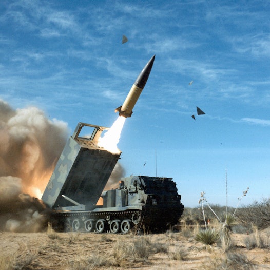 Das Bild zeigt den Abschuss einer amerikanischen ATACMS-Rakete bei einer Übung. Nach langem Zögern hat die USA der Ukraine die Raketen mit größerer Reichweite zur Verfügung gestellt. Sie könnten nun erstmals zum Einsatz gekommen sein. (Archivbild)