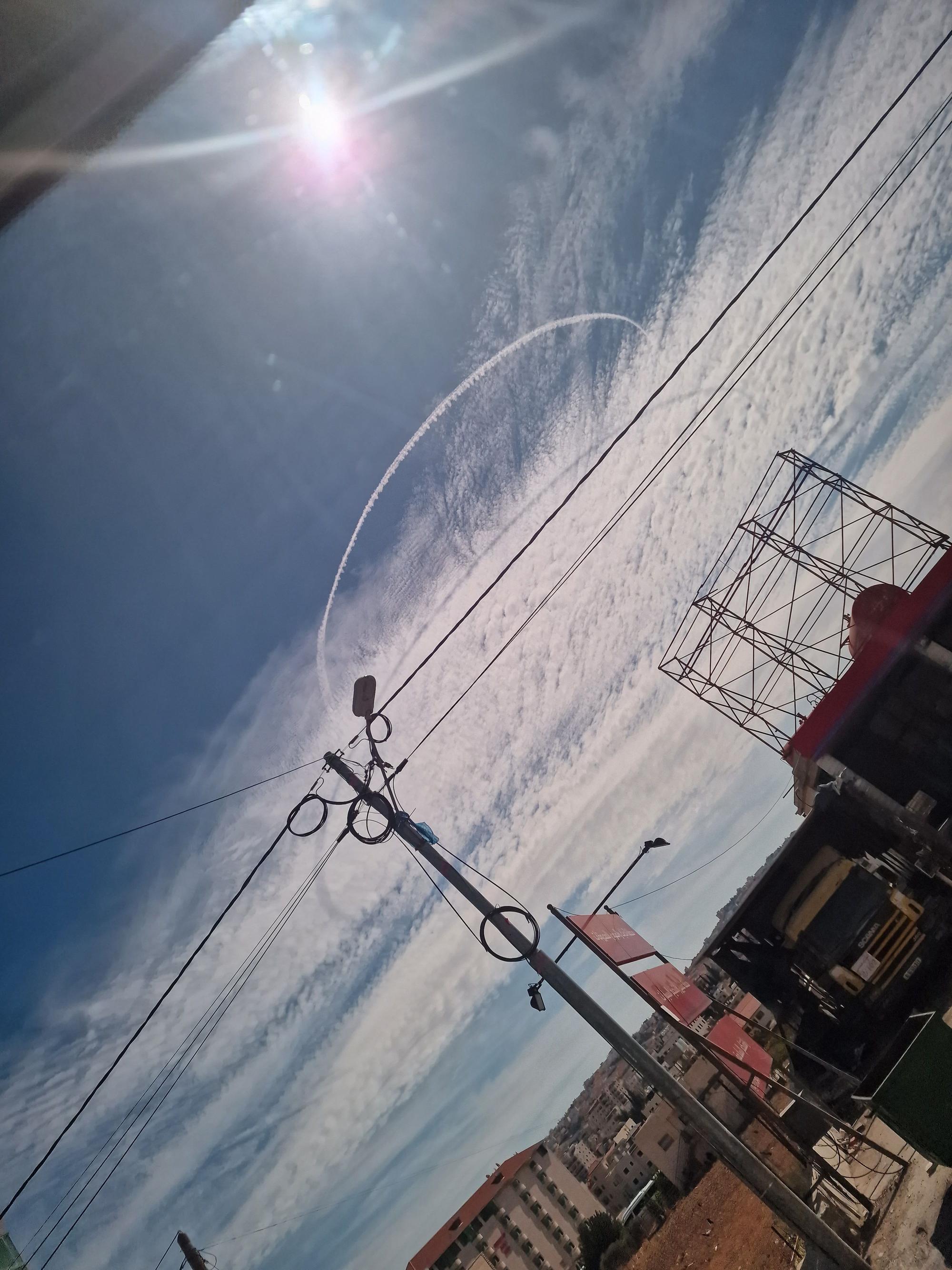 Kondensstreifen einer Rakete, die vom Iron-Dome-Abwehrsystem des israelischen Militärs abgefeuert wurde.