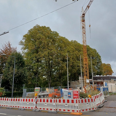 Blick im Oktober 2023 auf die Baustelle des Hauses der Kunst in Burscheid neben dem Rathaus