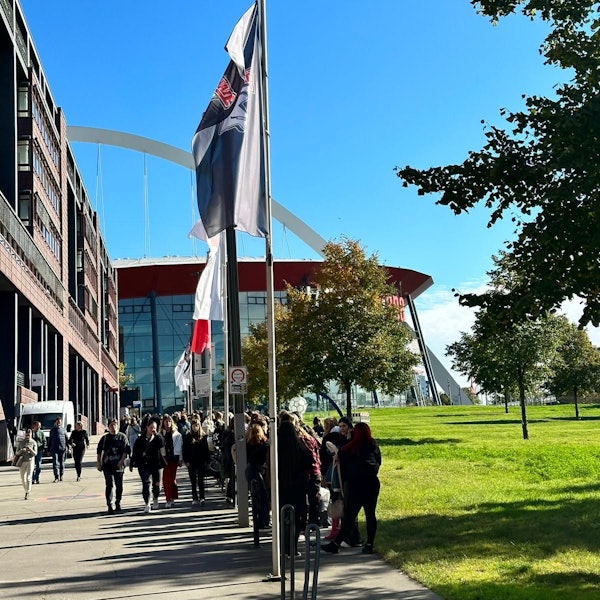 Louis-Tomlinson-Fans vor der Lanxess-Arena.