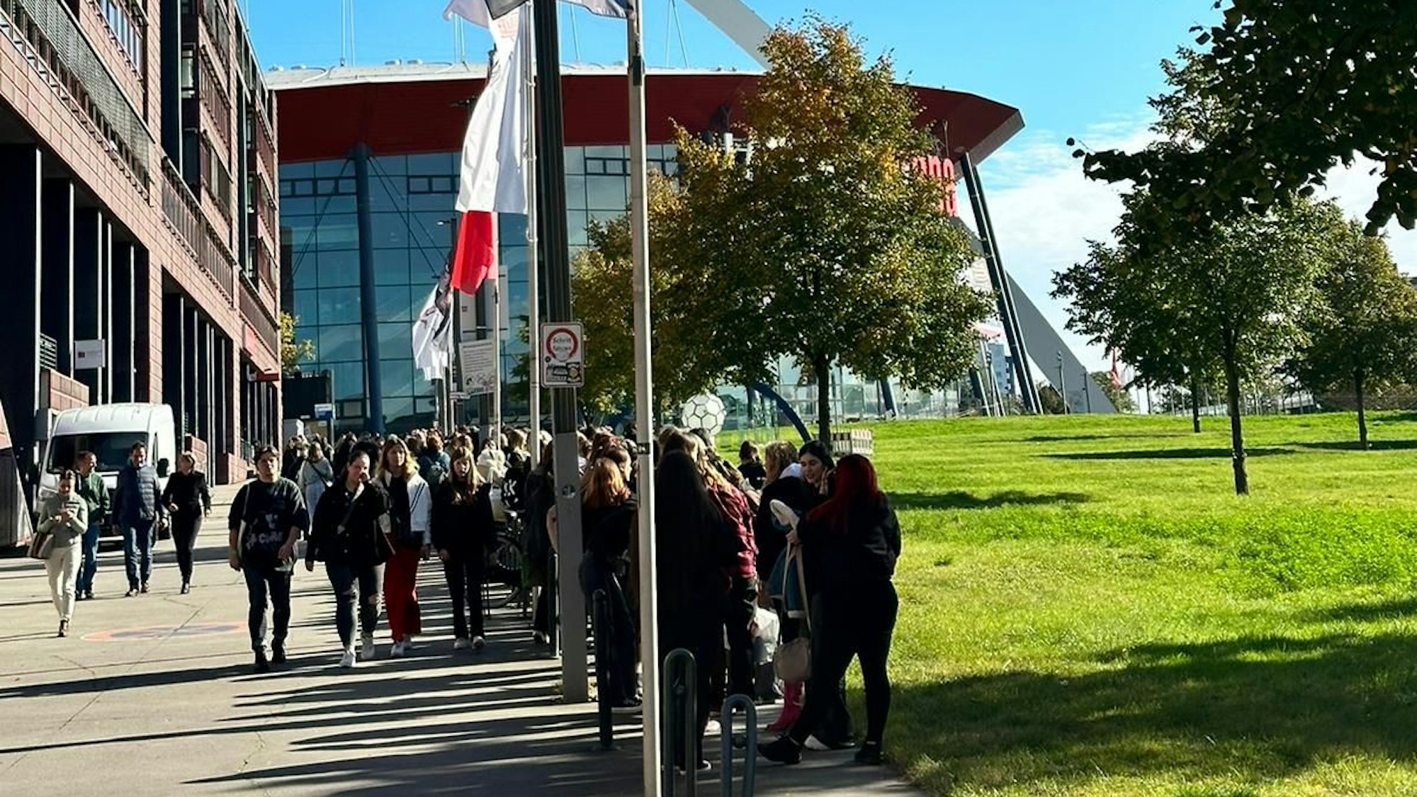 Louis-Tomlinson-Fans vor der Lanxess-Arena.