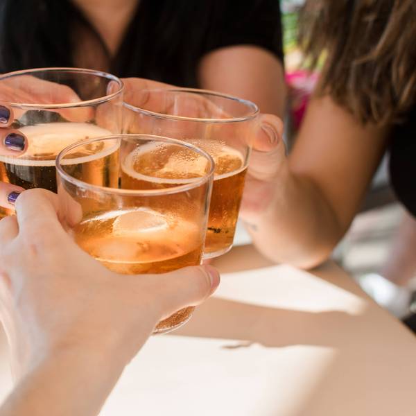 Personen stoßen mit alkoholischen Getränken an. Laut einer neuen Empfehlung der Deutschen Hauptstelle für Suchtfragen ist jeder Alkoholkonsum schädlich, auch in kleinen Mengen. (Symbolbild)