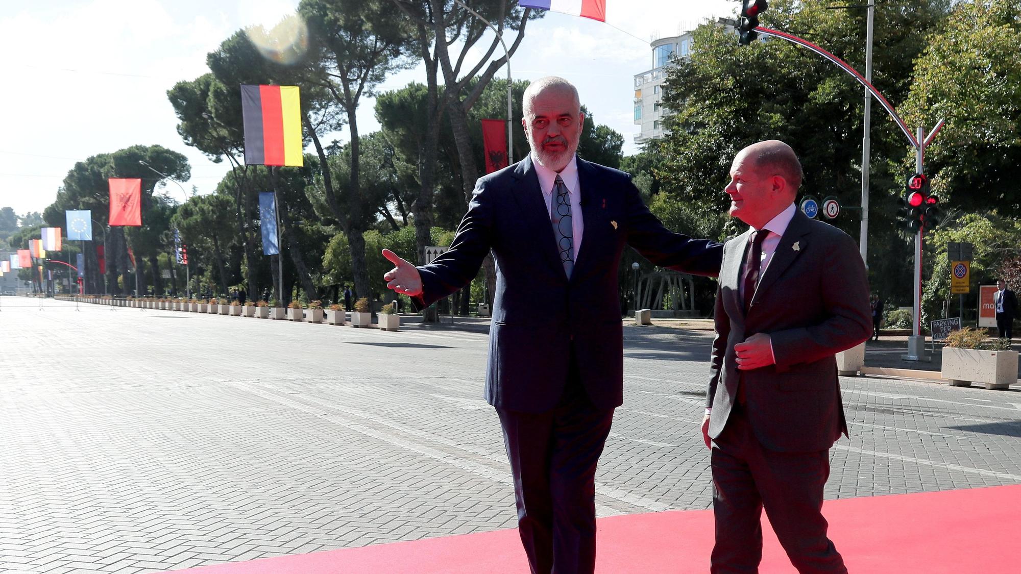 Der albanische Ministerpräsident Edi Rama begrüßt Bundeskanzler Olaf Scholz vor dem Gipfeltreffen der Staats- und Regierungschefs im Rahmen des Berliner Prozesses, bei dem es um die Integration der Europäischen Union geht, am 16. Oktober 2023 in Tirana.