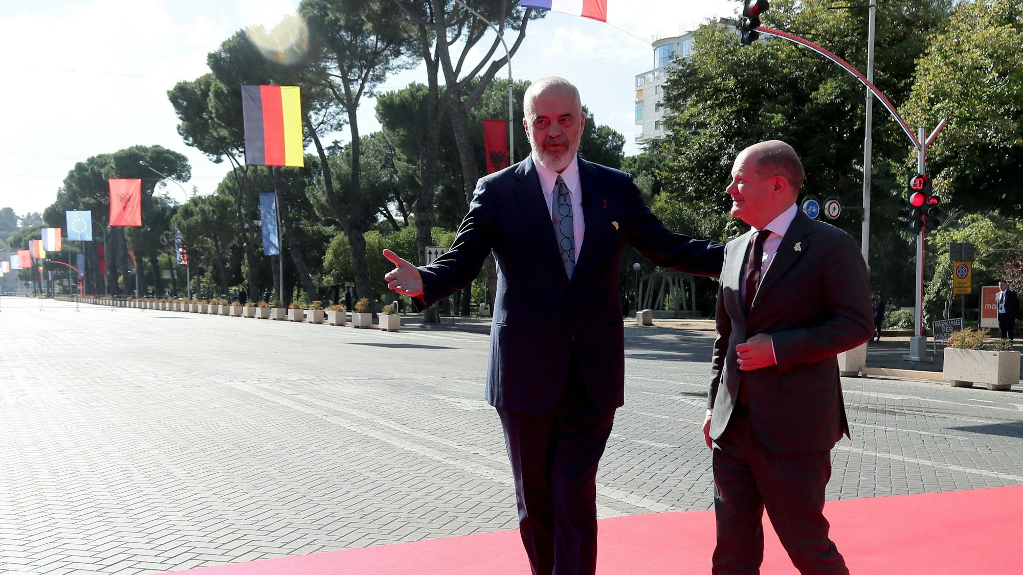 Der albanische Ministerpräsident Edi Rama begrüßt Bundeskanzler Olaf Scholz vor dem Gipfeltreffen der Staats- und Regierungschefs im Rahmen des Berliner Prozesses, bei dem es um die Integration der Europäischen Union geht, am 16. Oktober 2023 in Tirana.
