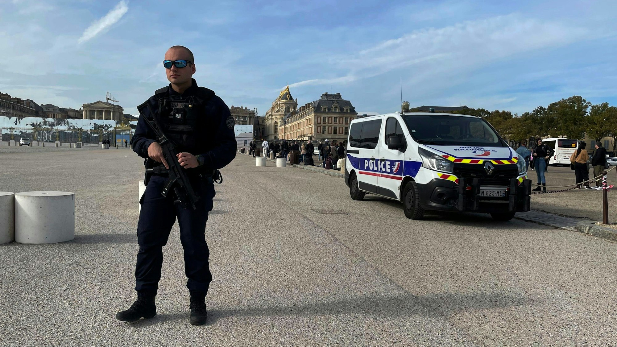 Sicherheitsleute schirmen den Bereich um das Schloss von Versailles ab.