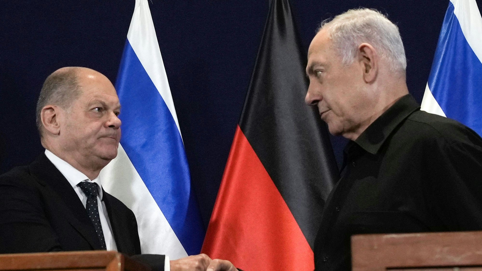 Bundeskanzler Olaf Scholz (SPD) schüttelt Israels Premierminister Benjamin Netanyahuin die Hand.