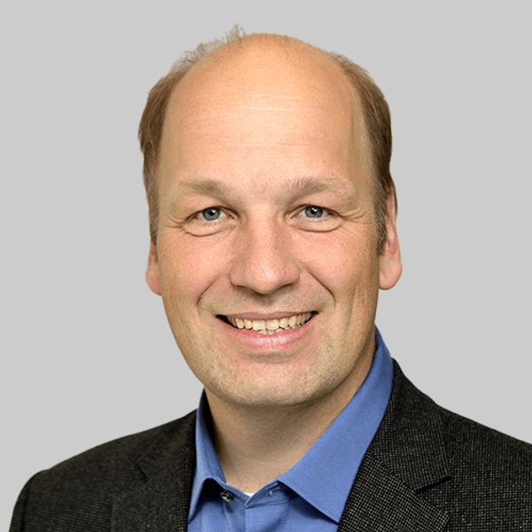 Kreisdirektor Dr. Erik Werdel steht im Foyer des Kreishauses Am Rübezahlwald. Menschen applaudieren ihm.