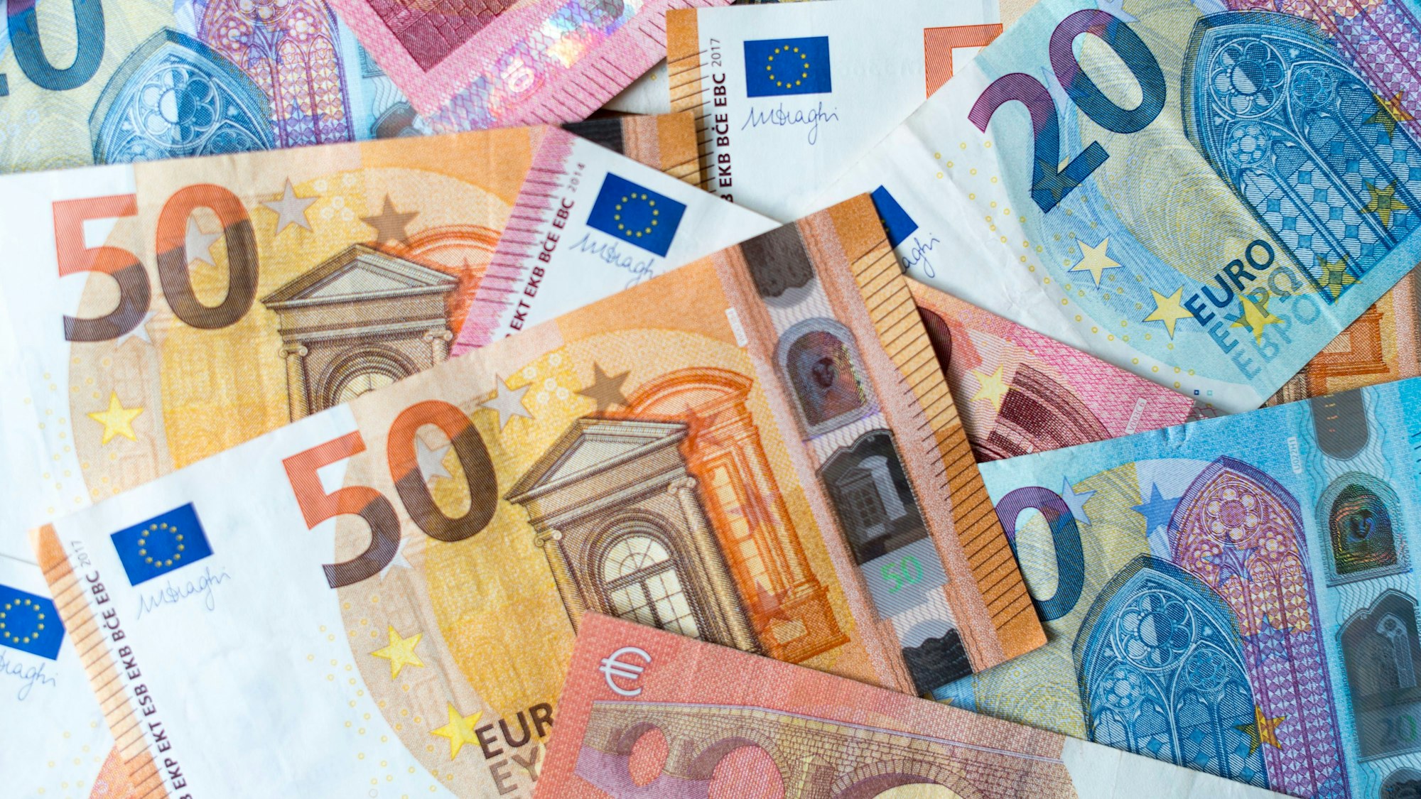 ARCHIV - 04.12.2018, Sachsen, Dresden: ILLUSTRATION - Zahlreiche Banknoten von 10, 20 und 50 Euro liegen auf einem Tisch.
In Erfurt dürfen Kinder Politik machen und Fördergeld verteilen. (zu dpa: «Kinder entscheiden, wer Geld bekommt») Foto: Monika Skolimowska/dpa-Zentralbild/dpa - Honorarfrei nur für Bezieher des Dienstes dpa-Nachrichten für Kinder +++ dpa-Nachrichten für Kinder +++