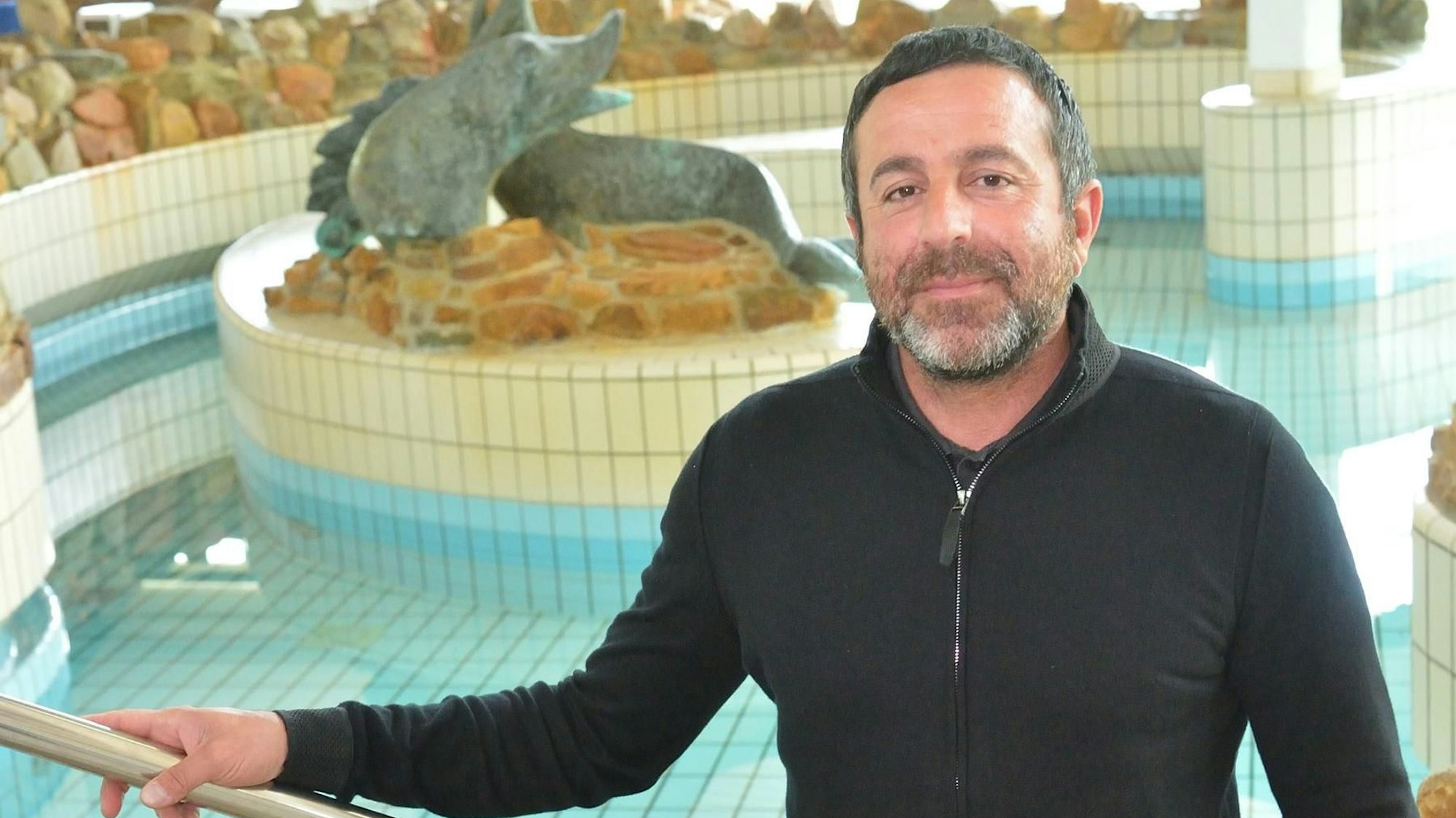 Das Foto zeigt Ibrahim Kabakci, Geschäftsführer des Kürtener Hallenbads