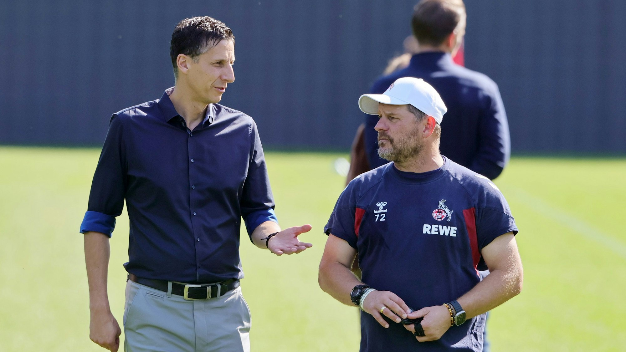 Kölns Sport-Geschäftsführer Christian Keller (l.) tauscht sich mit FC-Trainer Steffen Baumgart aus.