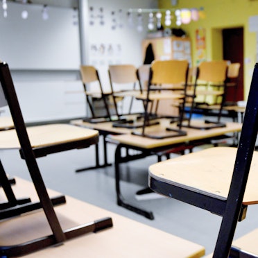 Stühle stehen in einem Klassenzimmer in einer Grundschule auf den Tischen.