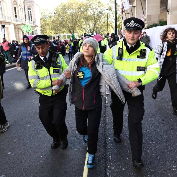 Londoner Beamte führen die Klimaaktivistin Greata Thunberg vor dem InterContinental ab.