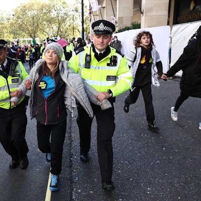 Londoner Beamte führen die Klimaaktivistin Greata Thunberg vor dem InterContinental ab.