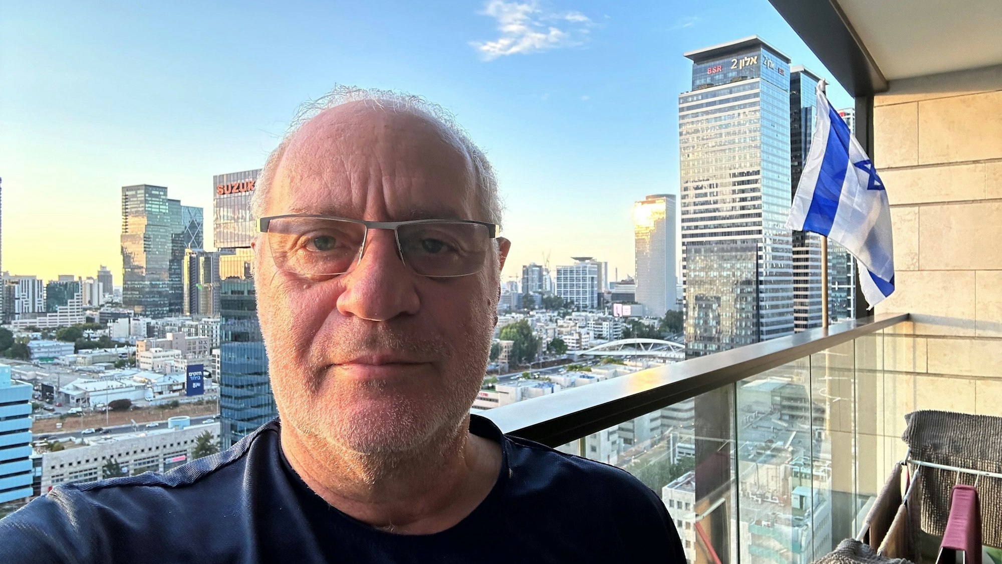Porträt von Grisha Alroi-Arloser (67), langjähriger Geschäftsführer der Israelischen-Deutschen Industrie- und Handelskammer, auf seinem Balkon in Tel Aviv.