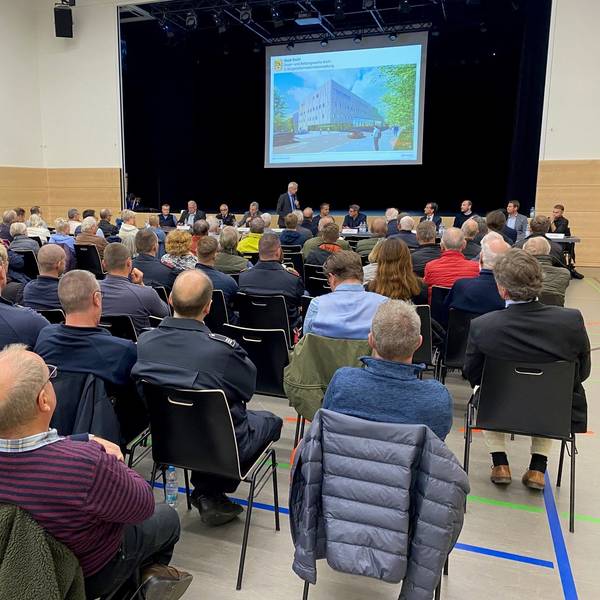 Zu sehen ist das gut besuchte Clemens-August-Forum sowie im Hintergrund eine Visualisierung der neuen Wache.