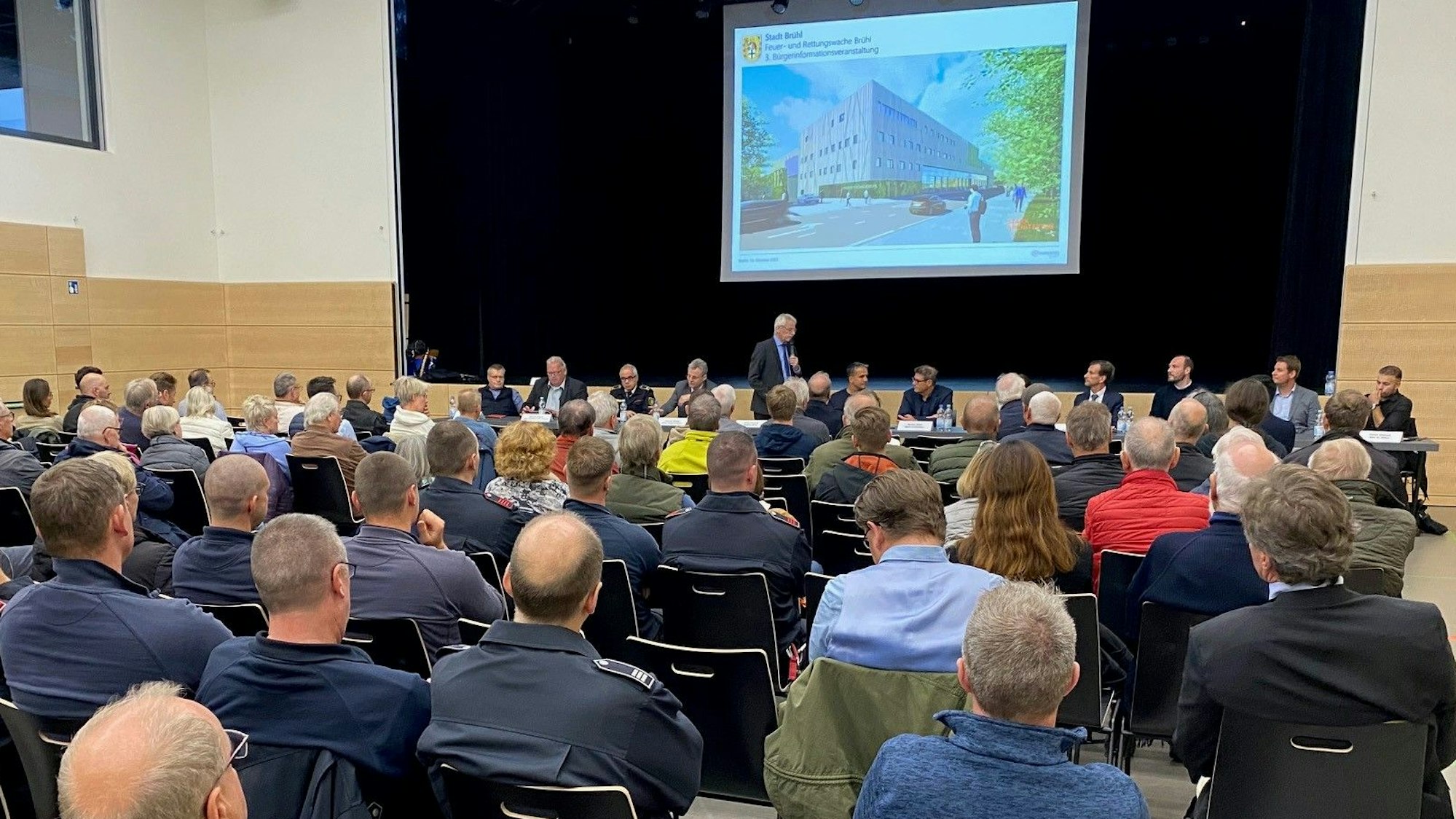 Zu sehen ist das gut besuchte Clemens-August-Forum sowie im Hintergrund eine Visualisierung der neuen Wache.