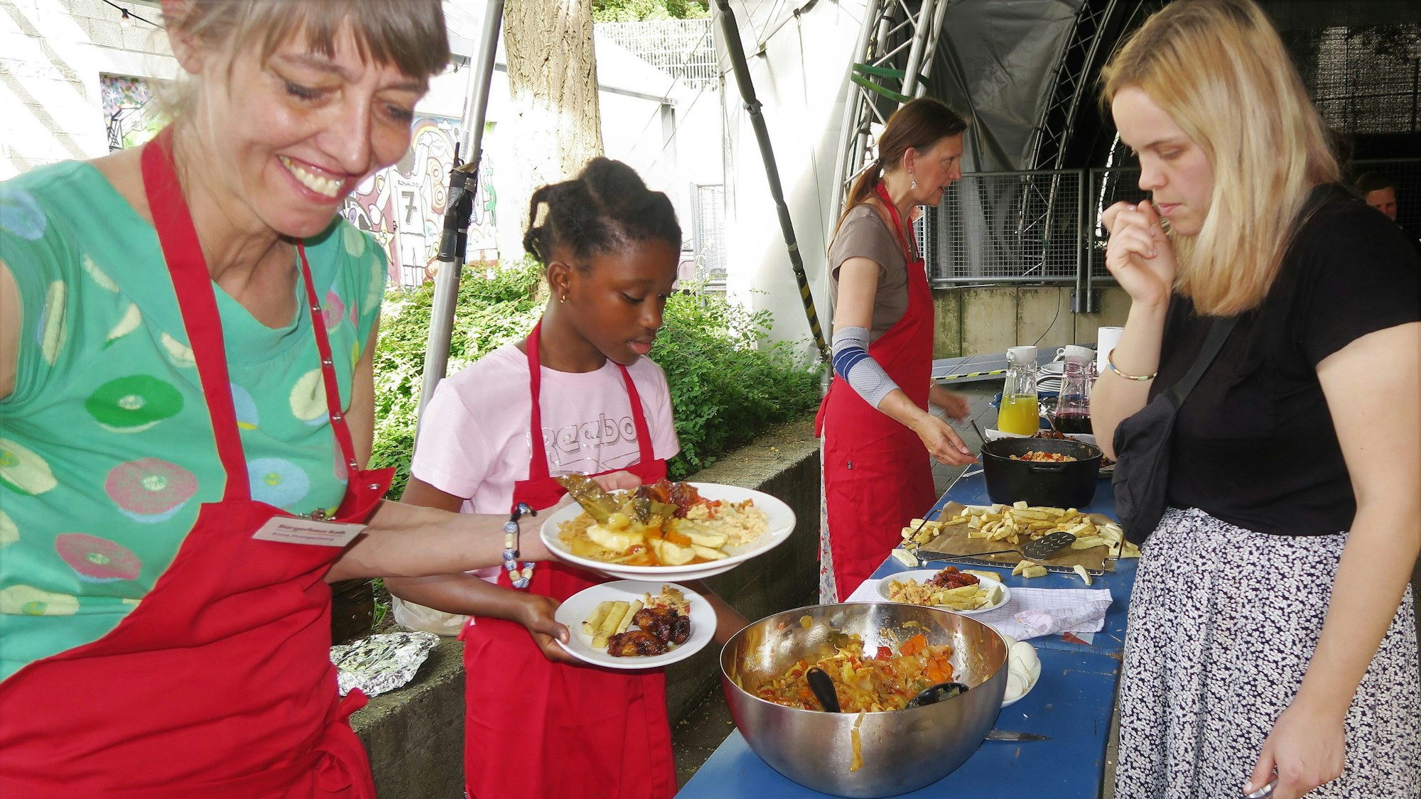Bei der Essensausgabe hatten die Mitarbeiter des Bürgerhauses und ihre Helfer alle Hände voll zu tun.