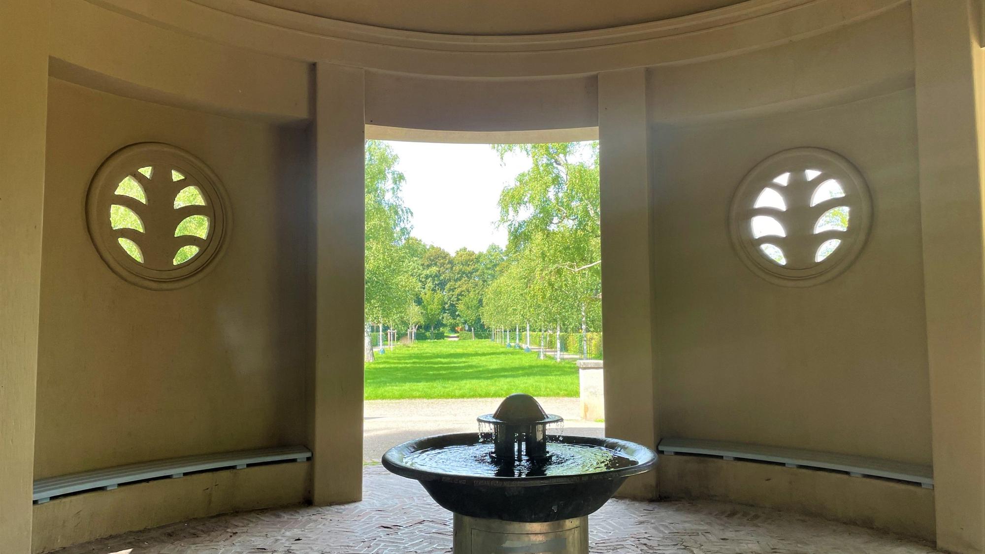 Ein Brunnen steht in einem Tempel.