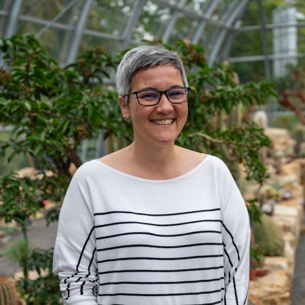 Marina Tsaliki im neunen Schaugewächshaus