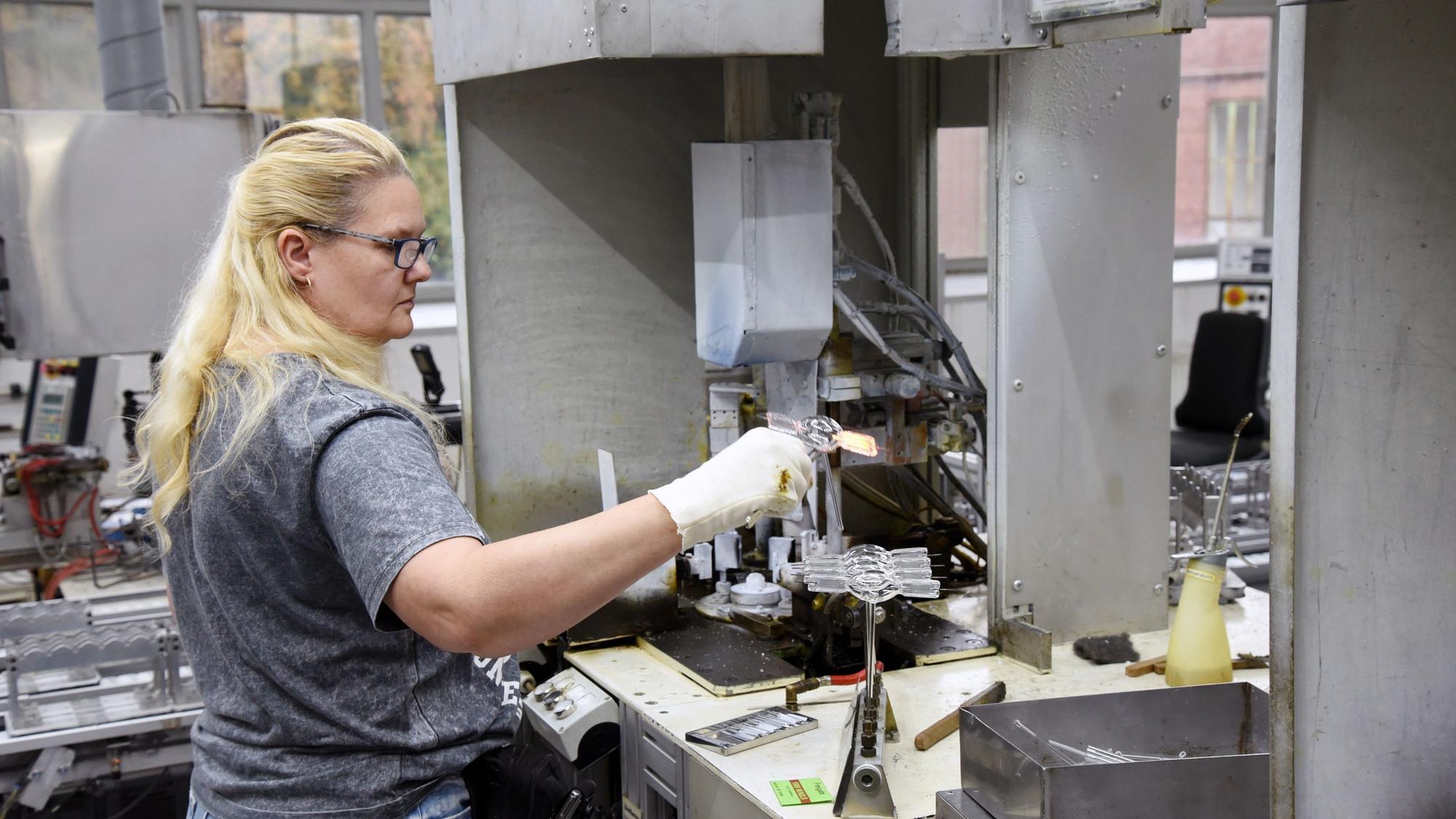 Das Foto zeigt eine Mitarbeiterin der Firma Radium in der Produktion