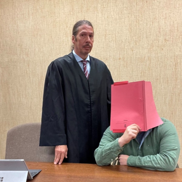 Der Angeklagte mit Verteidiger Ingo Lindemann beim Prozessauftakt im Landgericht Köln