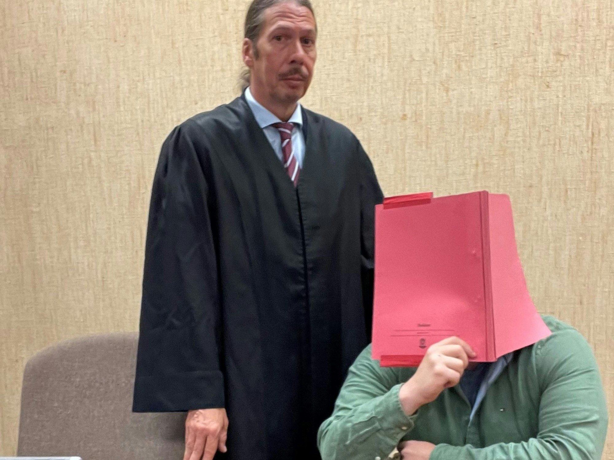 Der Angeklagte mit Verteidiger Ingo Lindemann beim Prozessauftakt im Landgericht Köln