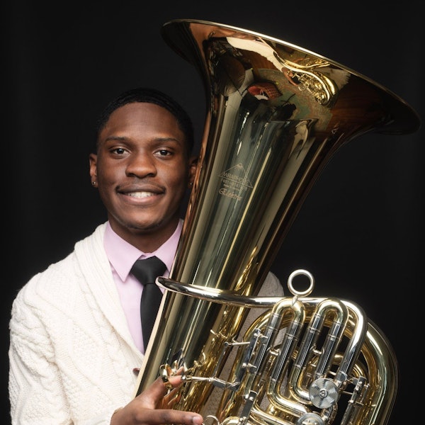 Der amerikanische Tubist Joashua Williams ist ab 2024 von Bayer-Kultur geförderter „Start“-Künstler.