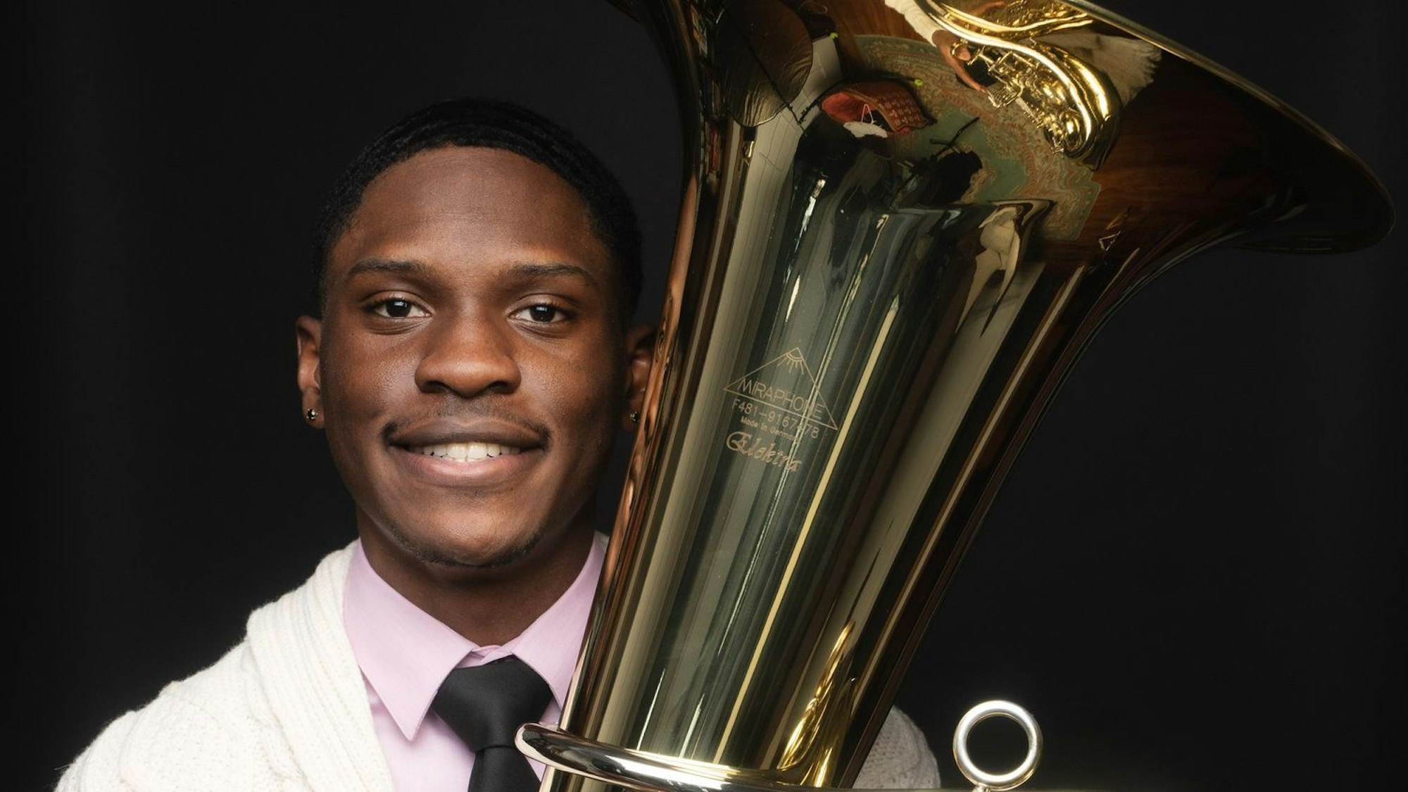 Der amerikanische Tubist Joashua Williams ist ab 2024 von Bayer-Kultur geförderter „Start“-Künstler.