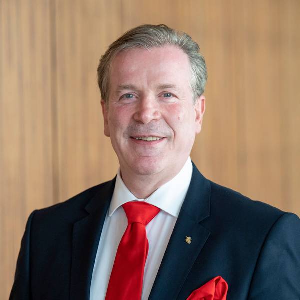 Christoph Kuckelkorn schaut in die Kamera.