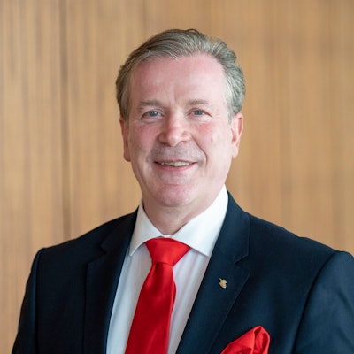 Christoph Kuckelkorn schaut in die Kamera.