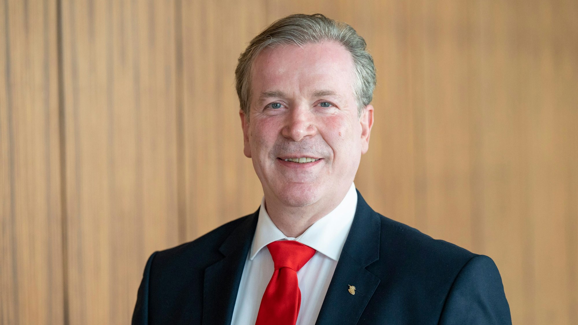 Christoph Kuckelkorn schaut in die Kamera.