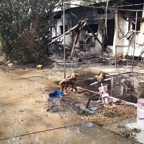 Margalit Moses, Schwester von Chanan Cohen, wurde aus dem Kibbuz Nir Oz entführt. Die Spuren der Zerstörungen sind allgegenwärtig.