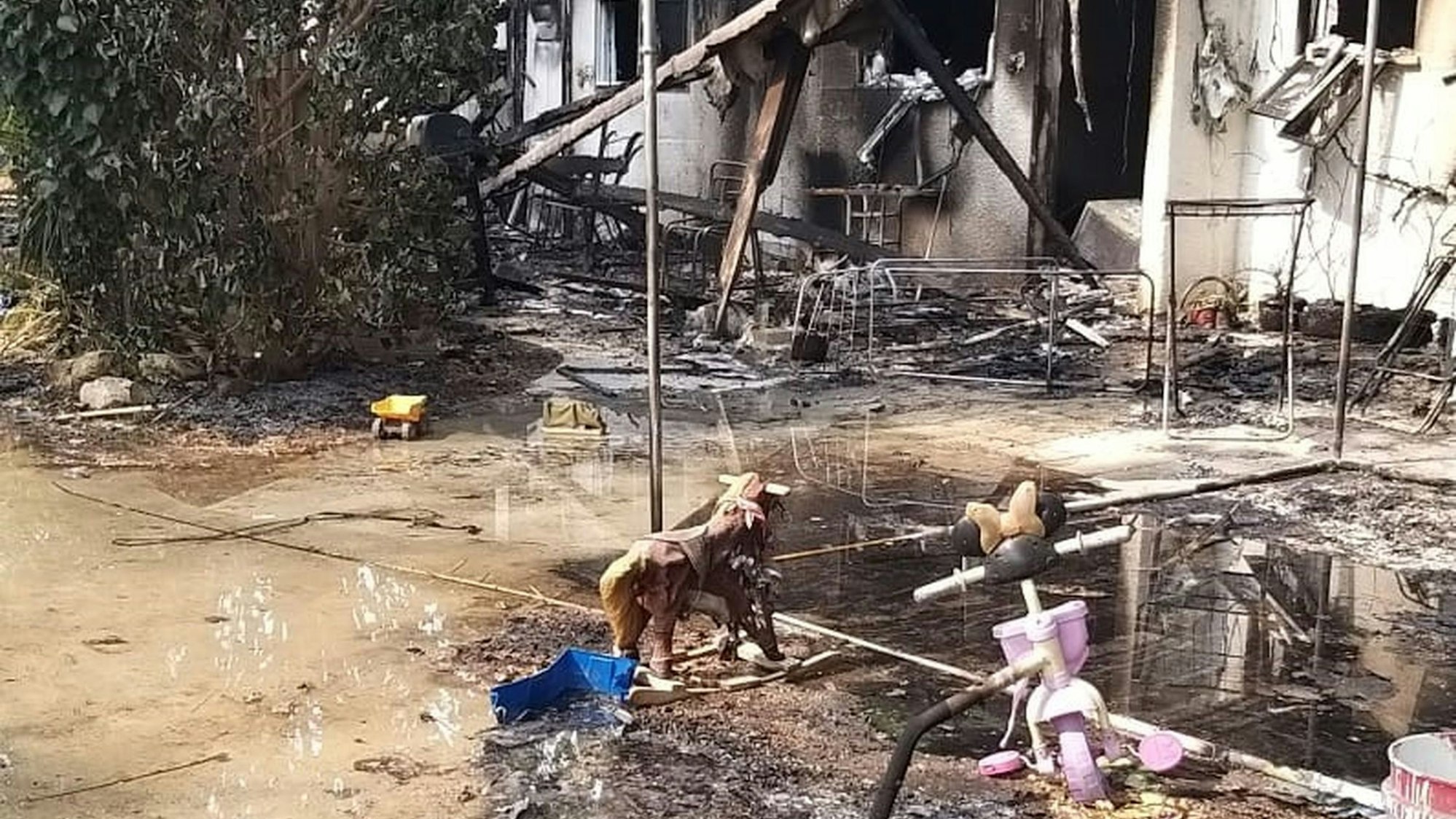 Margalit Moses, Schwester von Chanan Cohen, wurde aus dem Kibbuz Nir Oz entführt. Die Spuren der Zerstörungen sind allgegenwärtig.