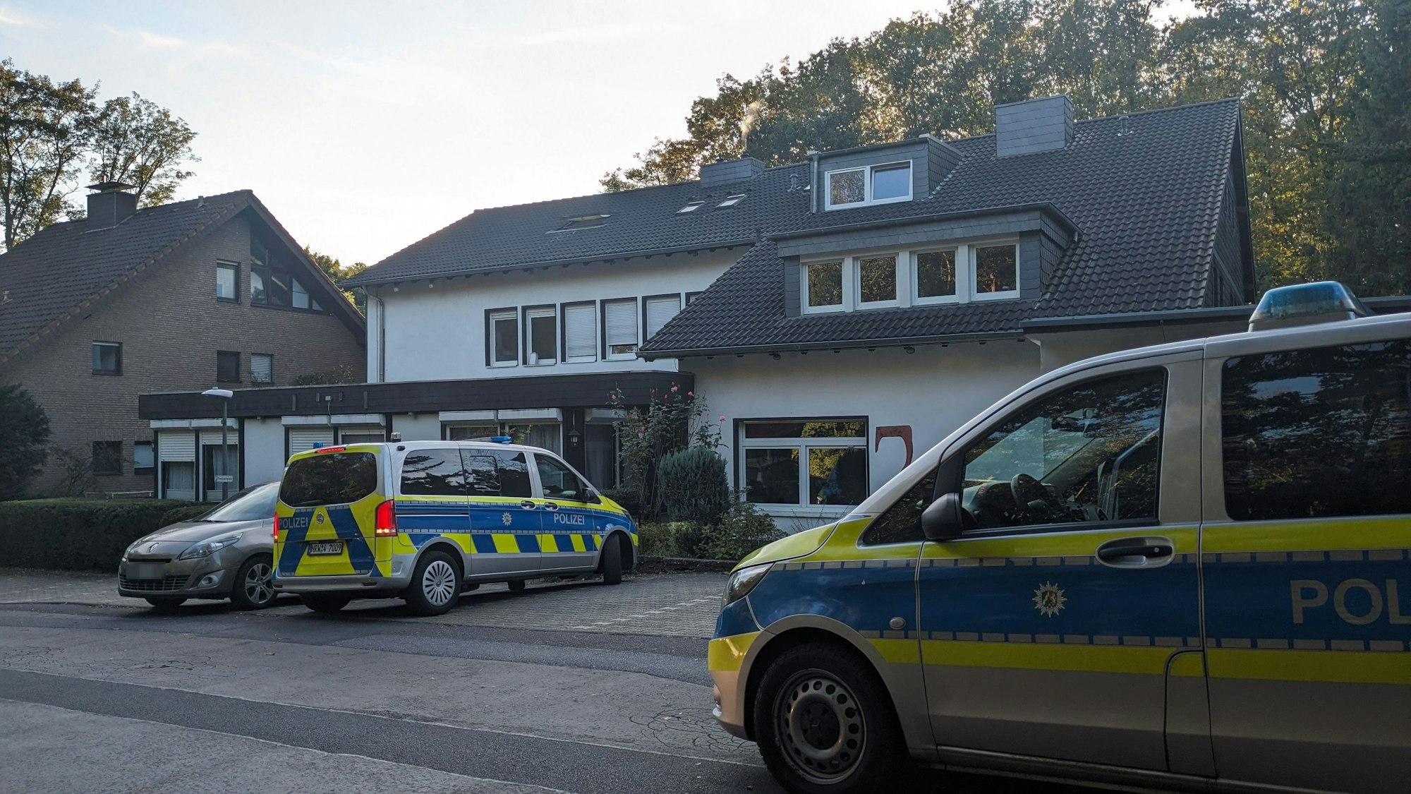 SEK-Einsatz in Köln-Dellbrück: Ein Verdächtiger soll eine Frau für 13 Tage gegen ihren Willen festgehalten haben. Das Spezialkommando nahm den 50 Jahre alten Verdächtigen fest.