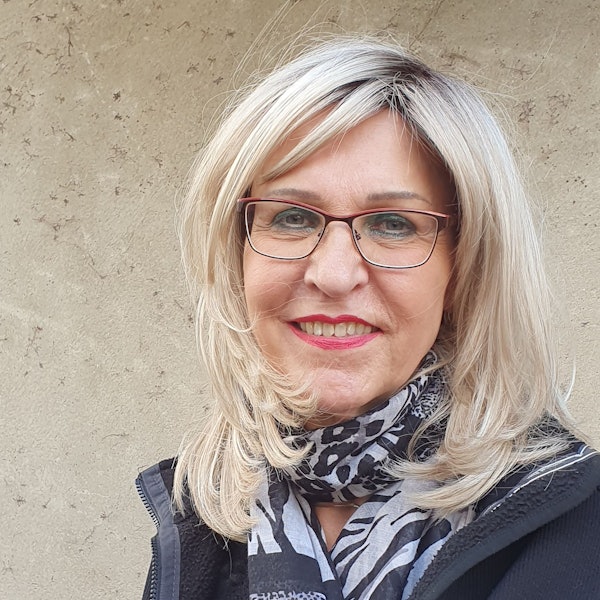 Eine Frau lächelt in die Kamera.