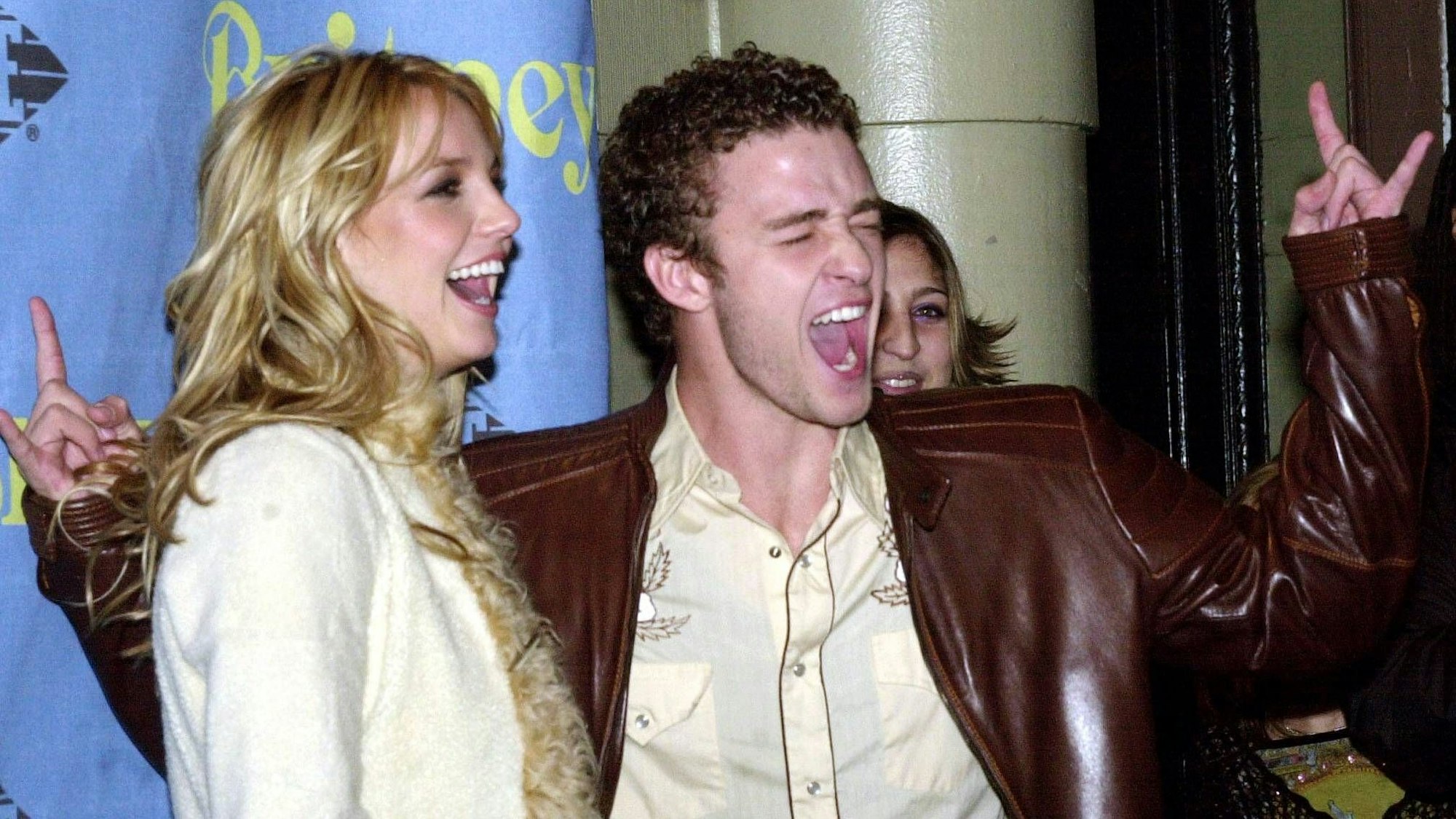 Sängerin Britney Spears ausgelassen mit ihrem damaligen Freund Justin Timberlake ca. 2001.