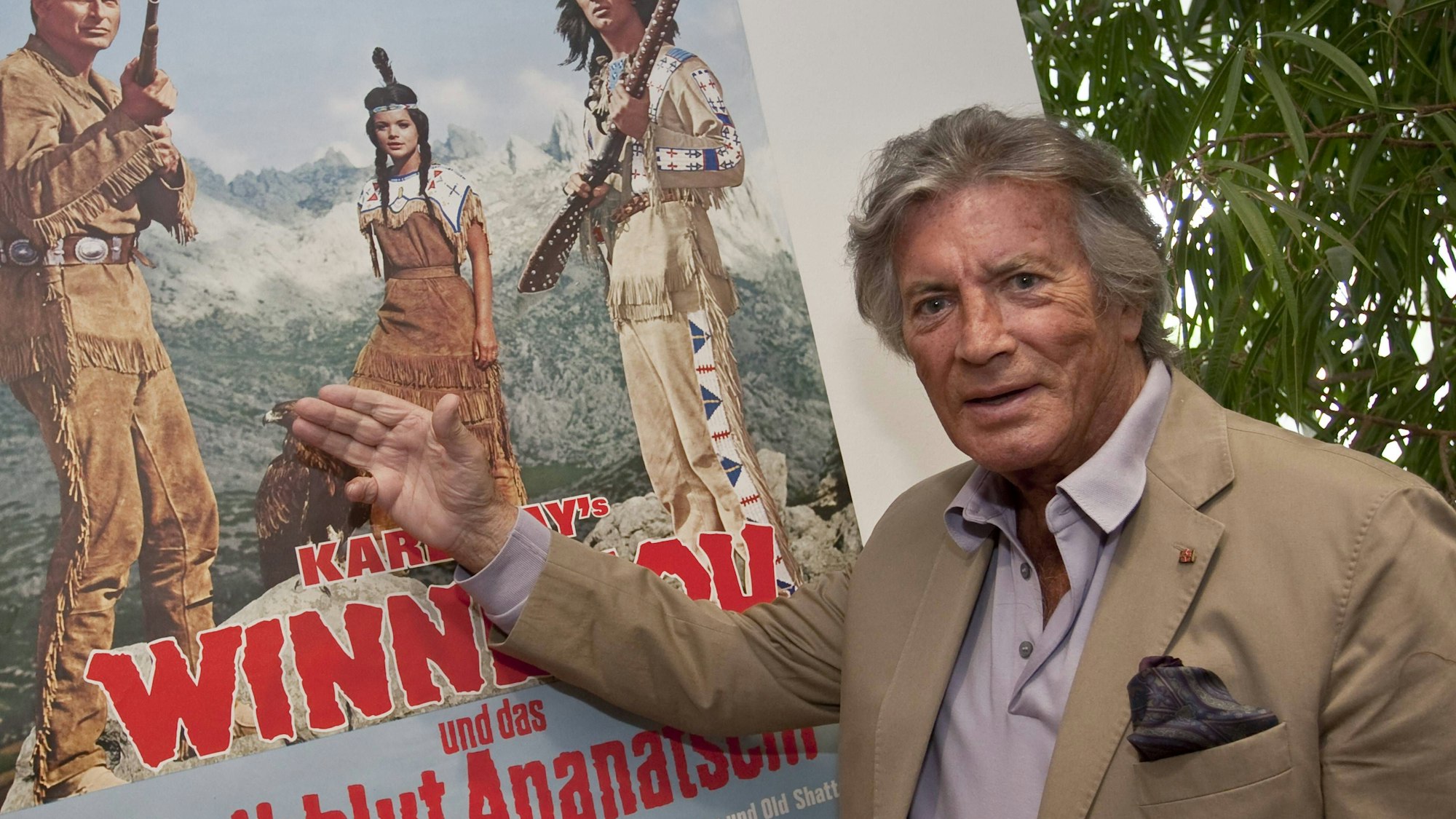 Schauspieler Pierre Brice eröffnete 2011 eine Ausstellung seiner bekanntesten Filmplakate im Radisson Hotel in Radebeul / Sachsen.