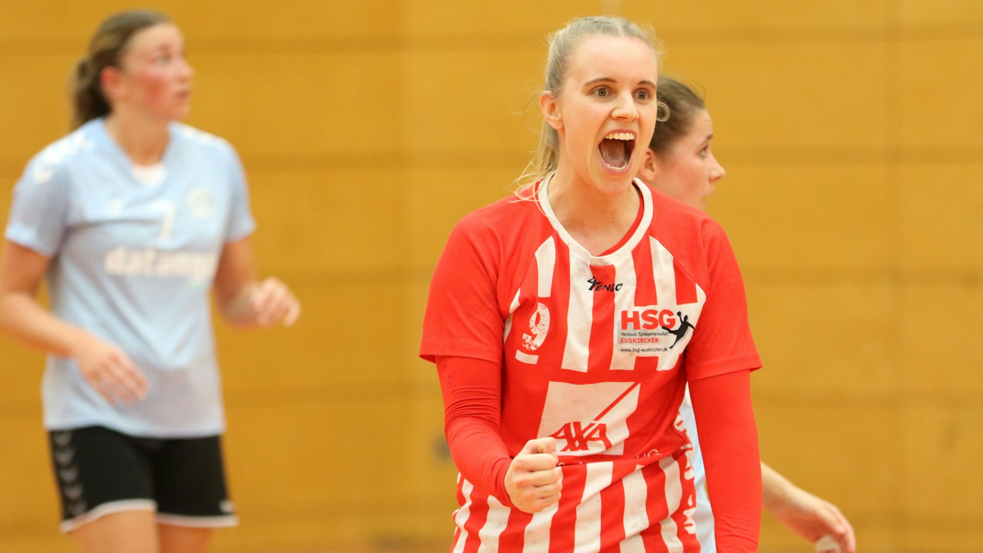 Eine Handballspielerin schreit ihre Freude heraus.