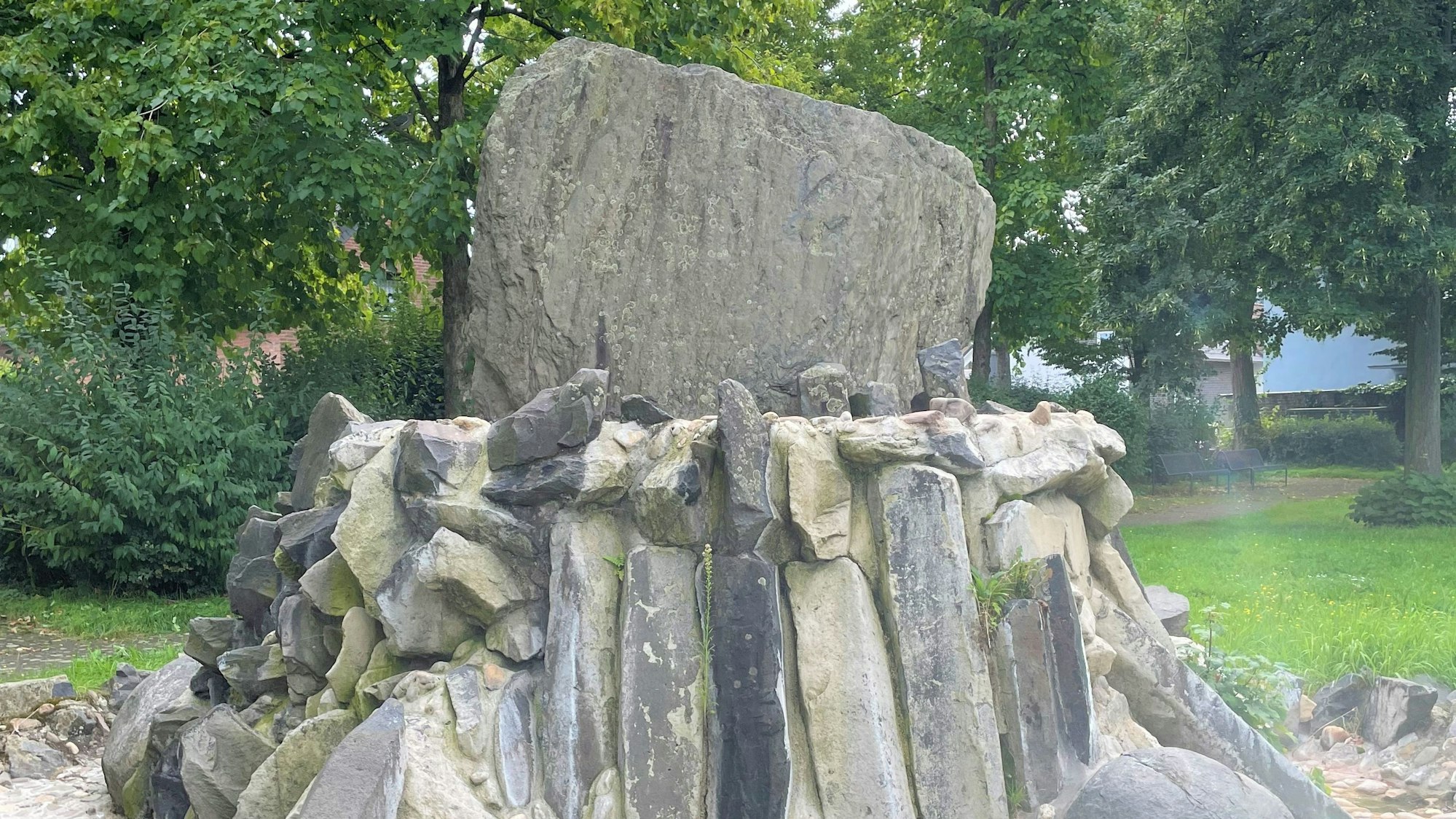 Ein großer Stein, der als Brunnen dient.