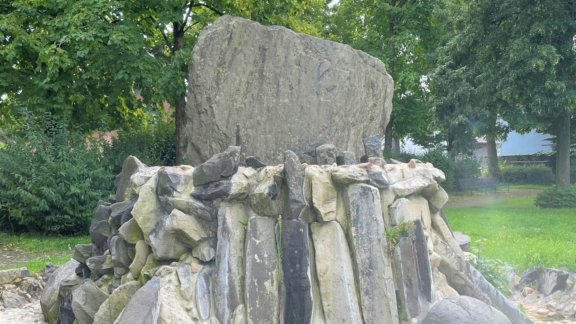 Ein großer Stein, der als Brunnen dient.