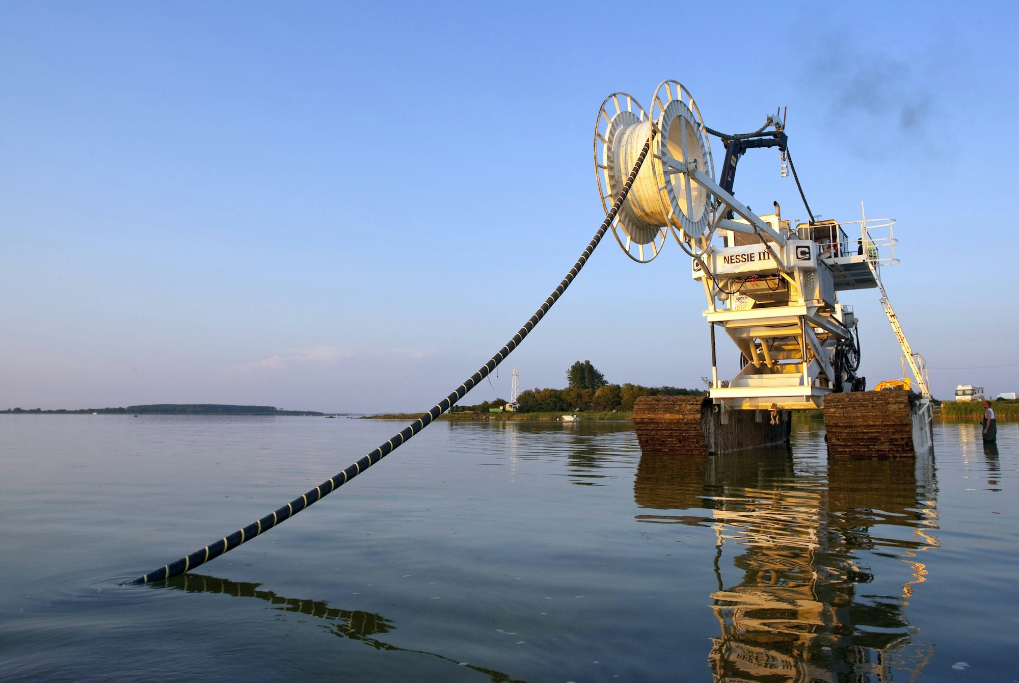Arbeiter verlegen ein Kabel in der Ostsee. Nach Angaben Schwedens wurde ein Telekommunikationskabel in der Ostsee beschädigt, es gibt Parallelen zu einem Pipeline-Fall in Finnland. (Symbolbild)