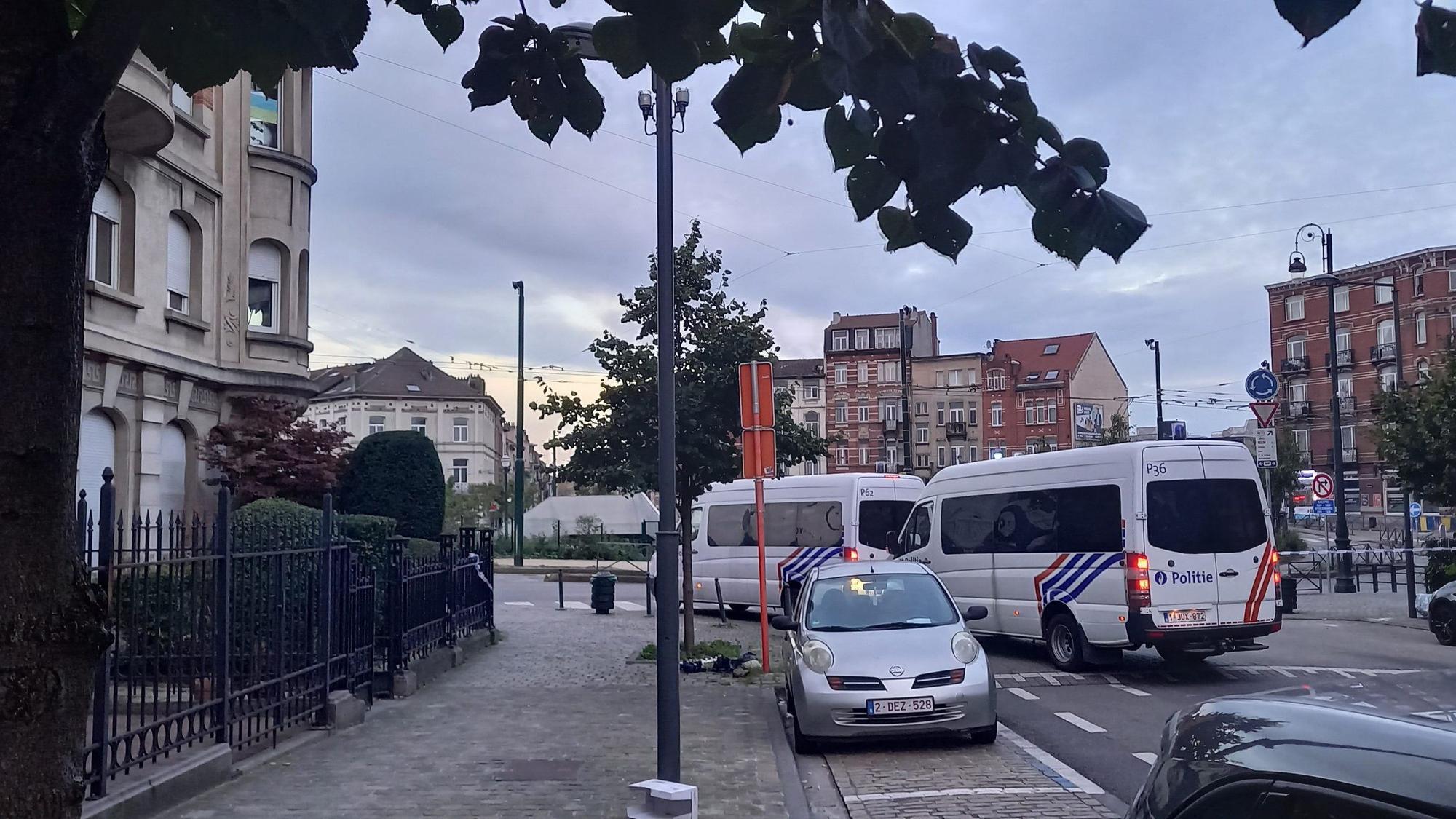 Brüssel: Polizeifahrzeuge stehen am Einsatzort. Nach den tödlichen Schüssen auf zwei Schweden in Brüssel hat die belgische Polizei einen bewaffneten Verdächtigen niedergeschossen. Ob es sich dabei um den Täter handelt, war einem Sprecher der Bundesstaatsanwaltschaft zufolge zunächst unklar.