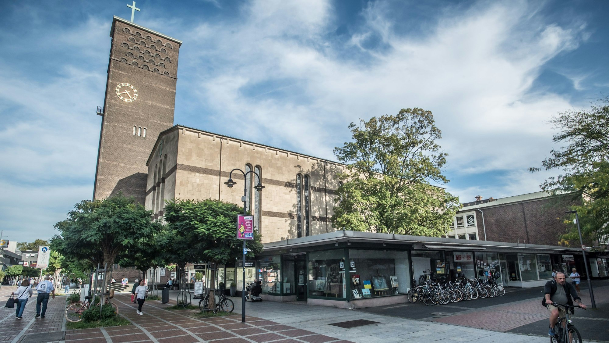 Herz Jesu Wiesdorf mit Pavillons