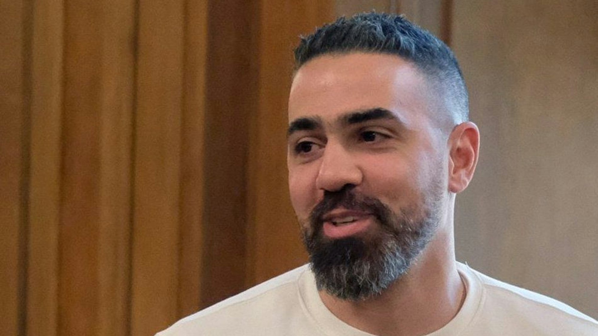 Bushido kommt in einen Saal des Bundesverwaltungsgerichtes.