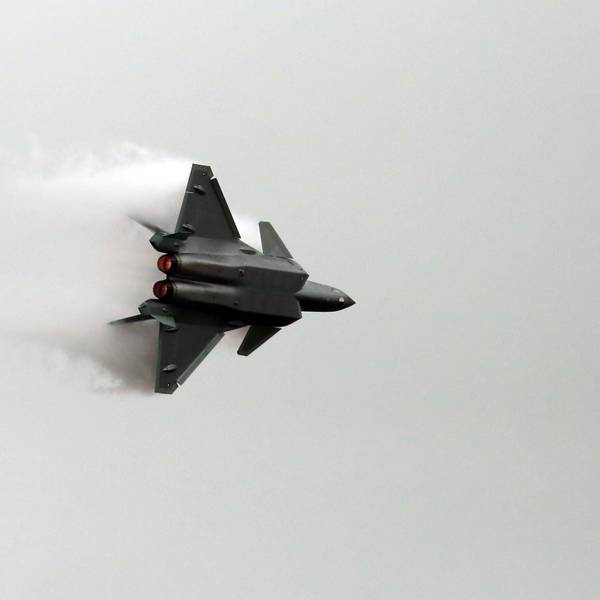 Ein chinesischer Kampfjet des Typs J-20, hier bei einer Flugshow im November 2022. (Symbolbild)